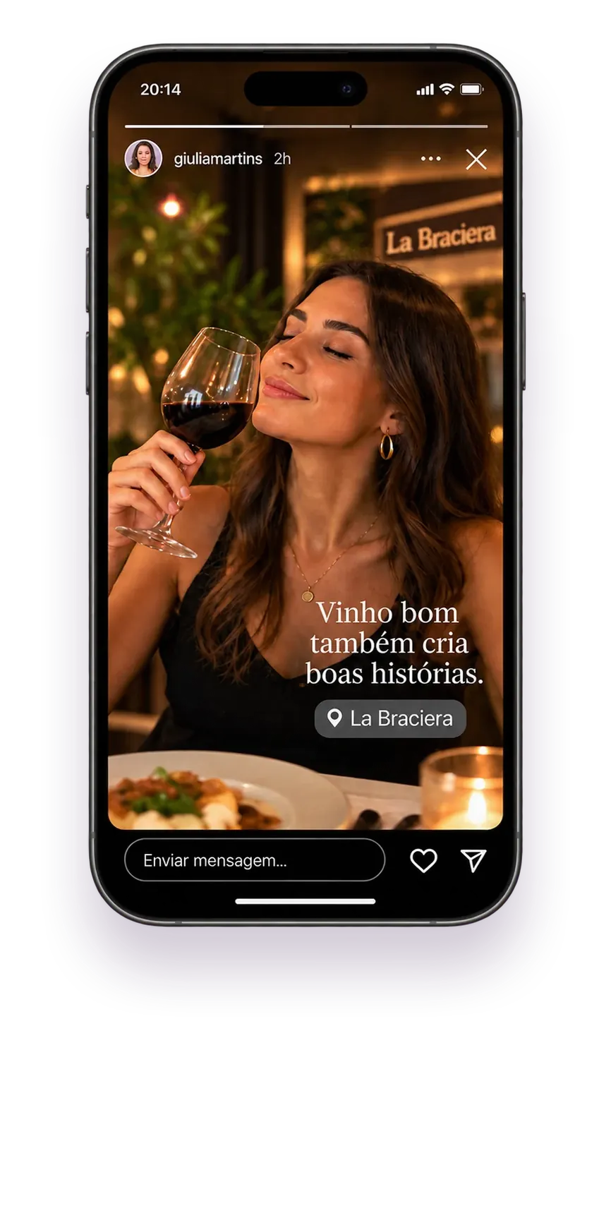 iPhone com um Story do Instagram: cliente com uma taça de vinho na La Braciera, com a localização do restaurante marcada